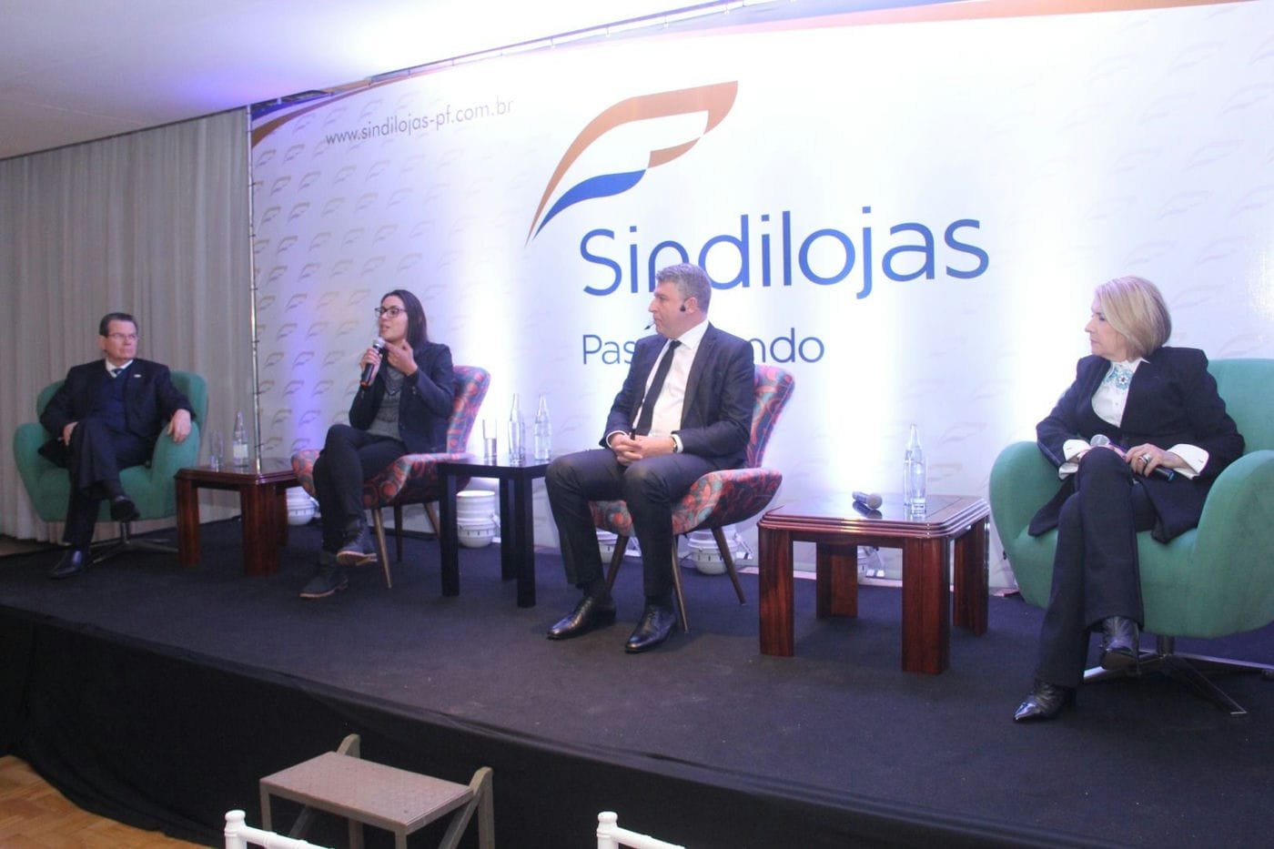Sindilojas Passo Fundo promove painel para discutir saídas para a crise