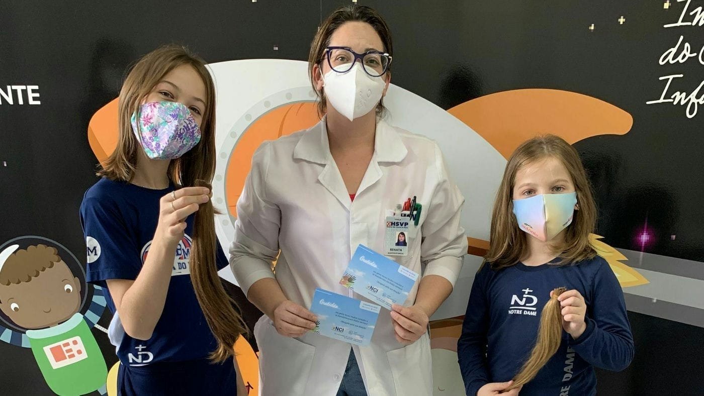 Marias doam cabelos para o Centro Oncológico Infantojuvenil do HSVP
