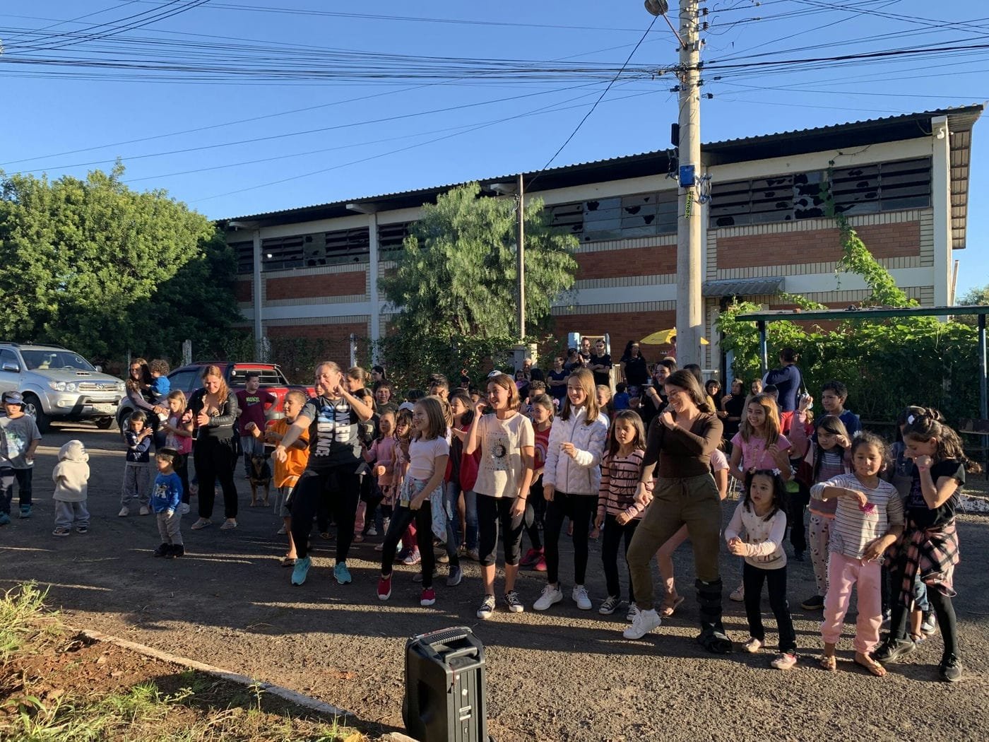 Marias participam de entrega de presentes de Páscoa em comunidade de Passo Fundo