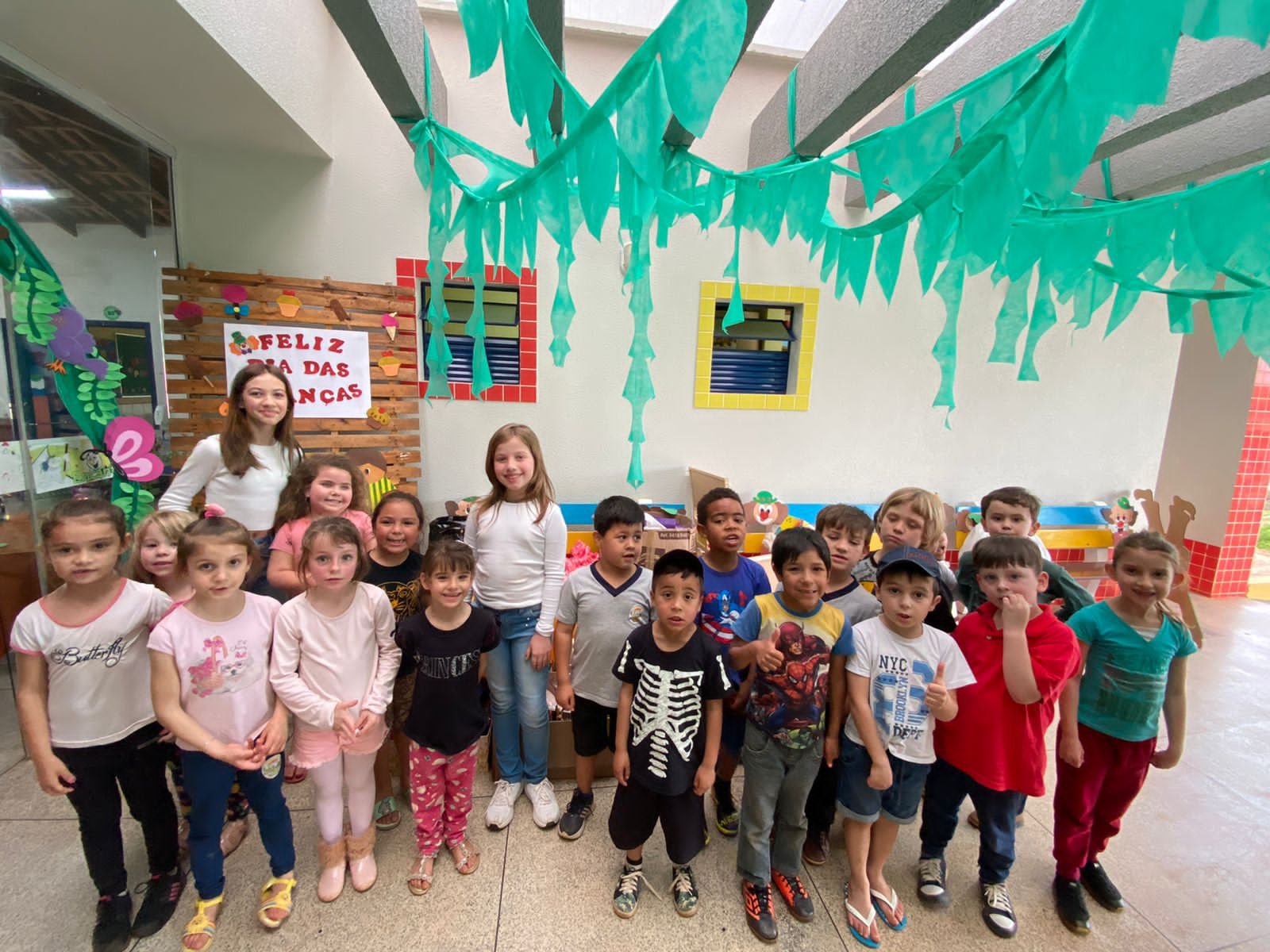 #DiaDasCrianças: Marias entregam brinquedos para escola de Nicolau Vergueiro