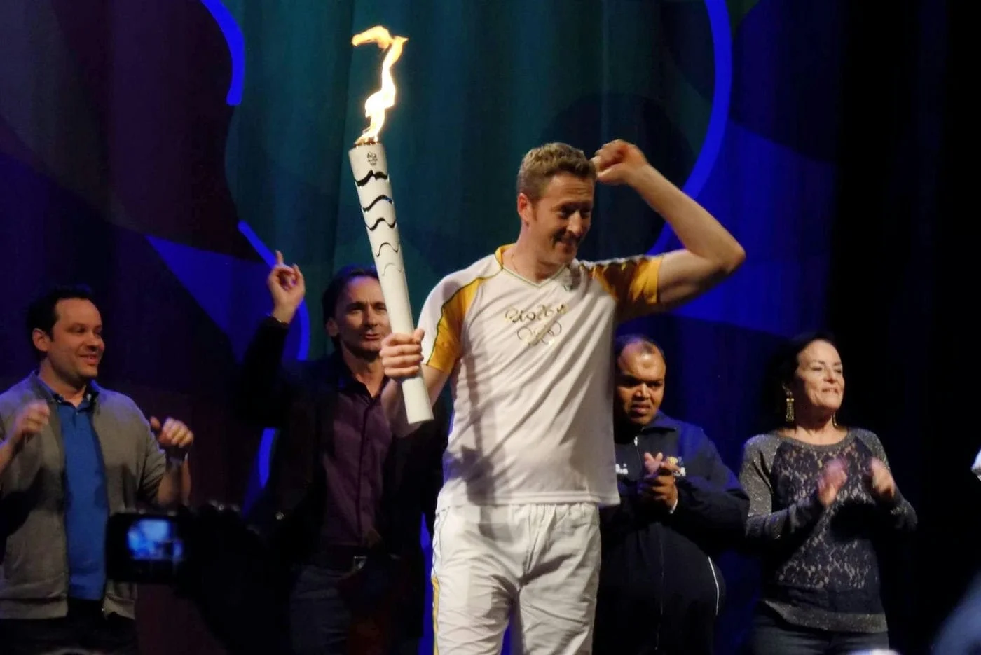 Pelas mãos de Gustavo Endres, a pira é acesa em Passo Fundo