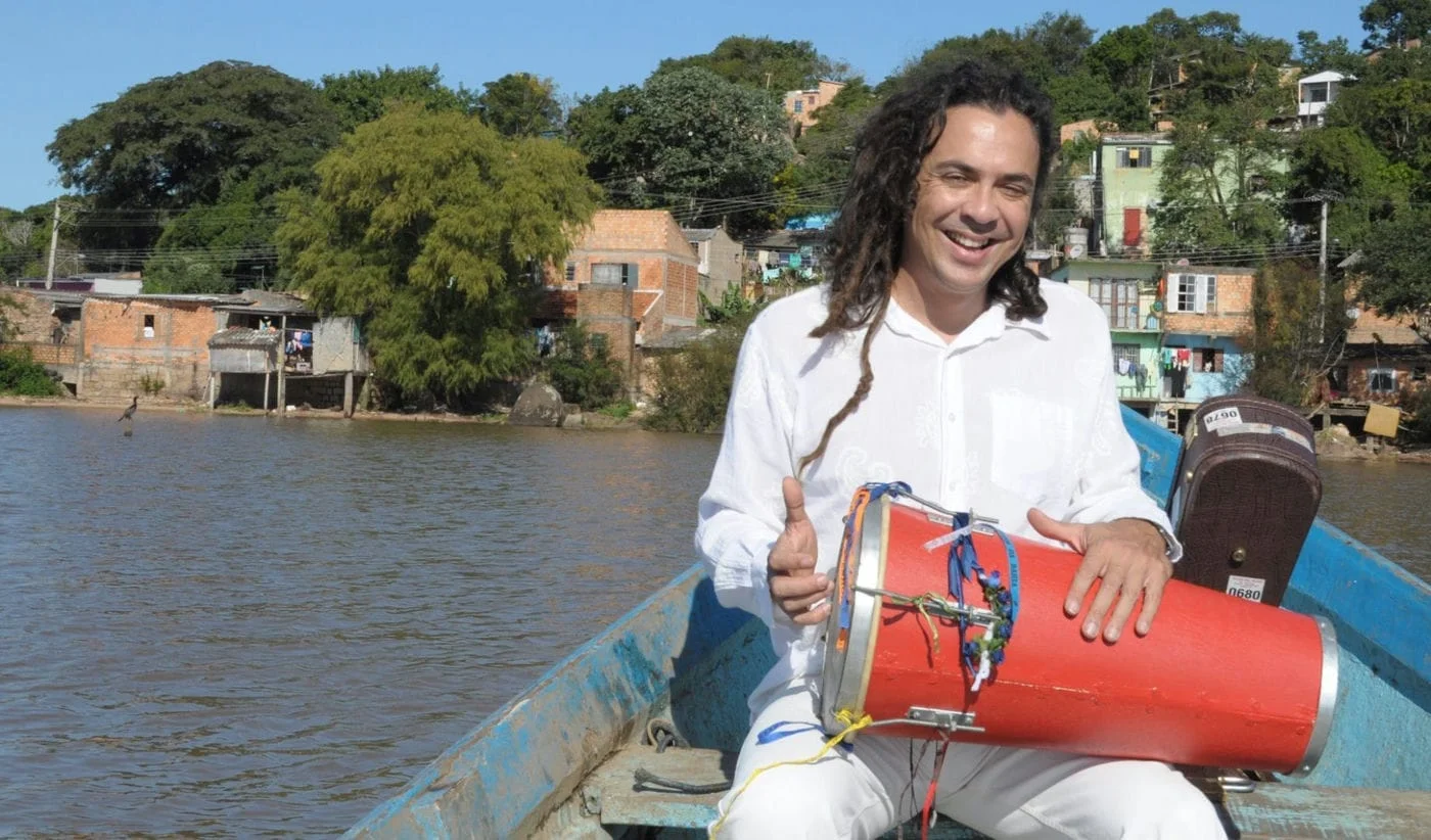 Músico Richard Serraria aborda sonoridade brasileira em palestra performática em Carazinho