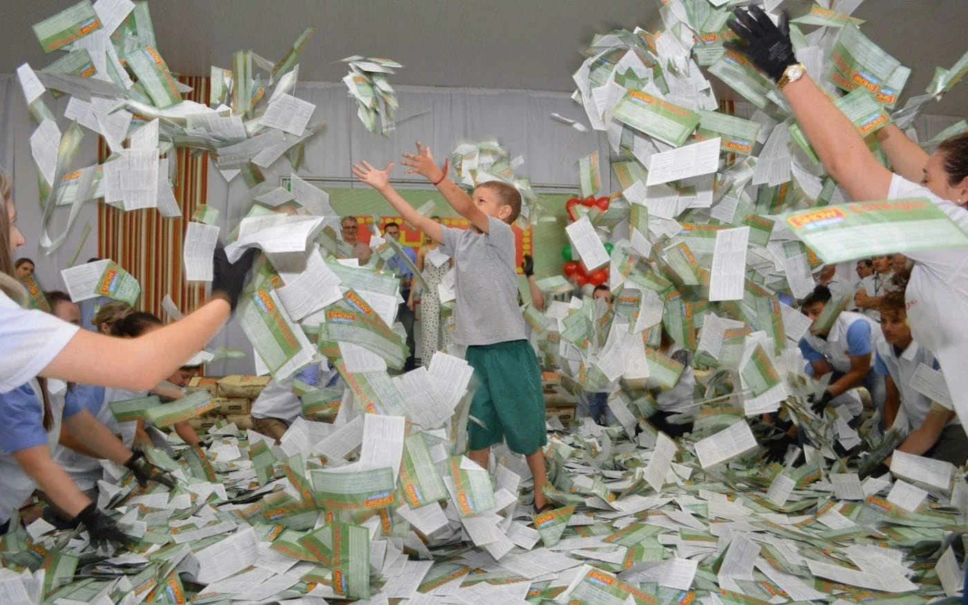 Cotrijal encerra Show de Prêmios sorteando quatro veículos e cinco TVs