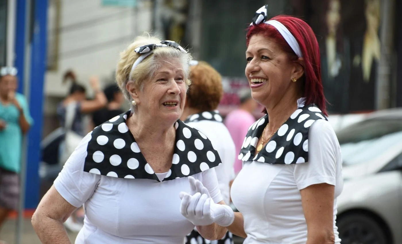 Idosos apresentam atividades em oficina do Creati