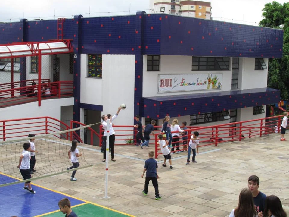 Colégio Rui Barbosa lança livro com textos e desenhos de alunos