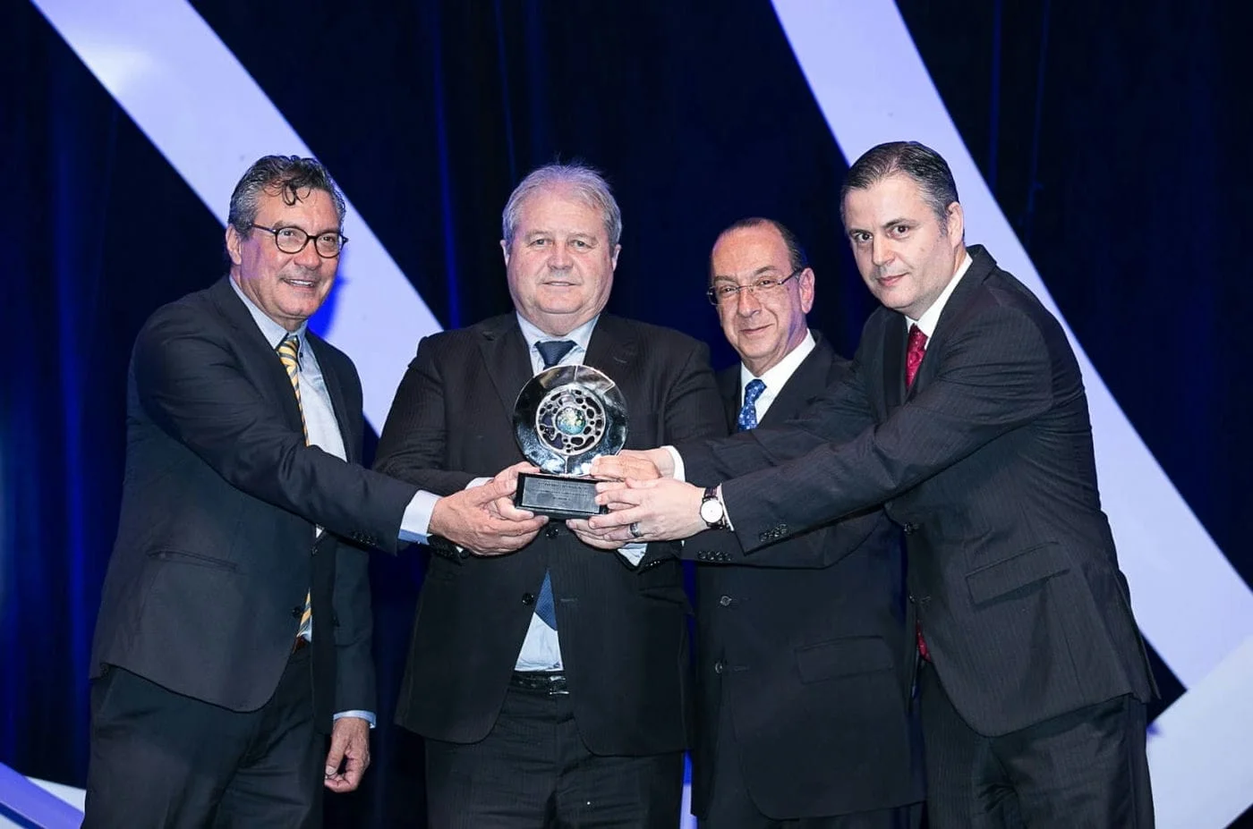 Nei César Mânica recebe prêmio de Personalidade Competitividade Internacional