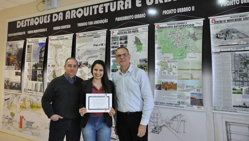 Formanda do curso de Arquitetura desenvolve projeto de abrigos para refugiados e é premiada