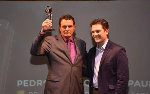 Pedro Brair recebe o Troféu Guri 2017