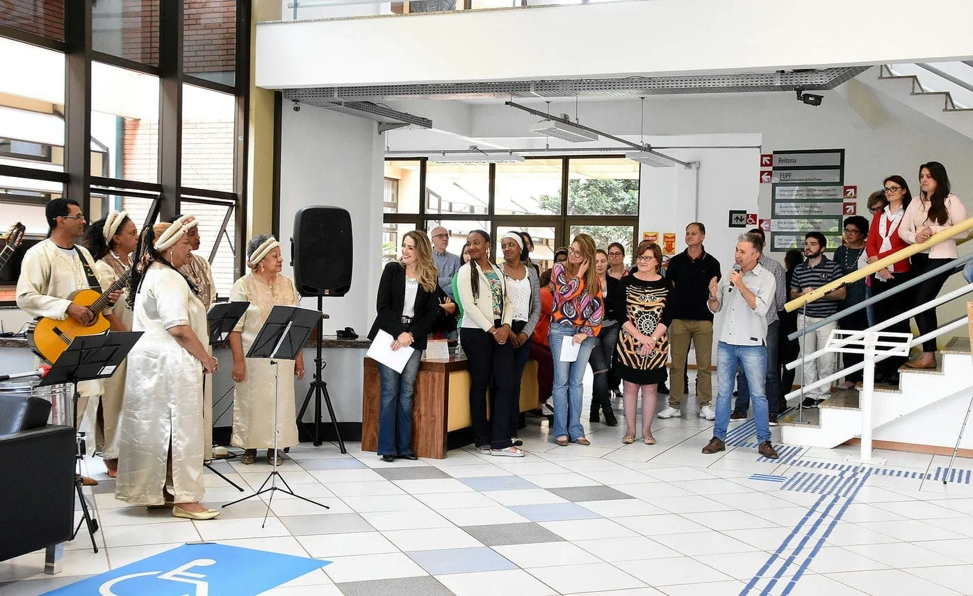 Exposição “A cor do sorriso” é aberta na UPF