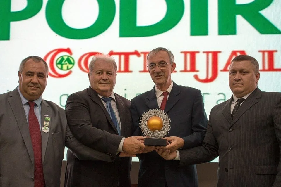 Câmara de Vereadores de Não-Me-Toque homenageia o professor e pesquisador Elmar Floss com o Troféu Semente de Ouro