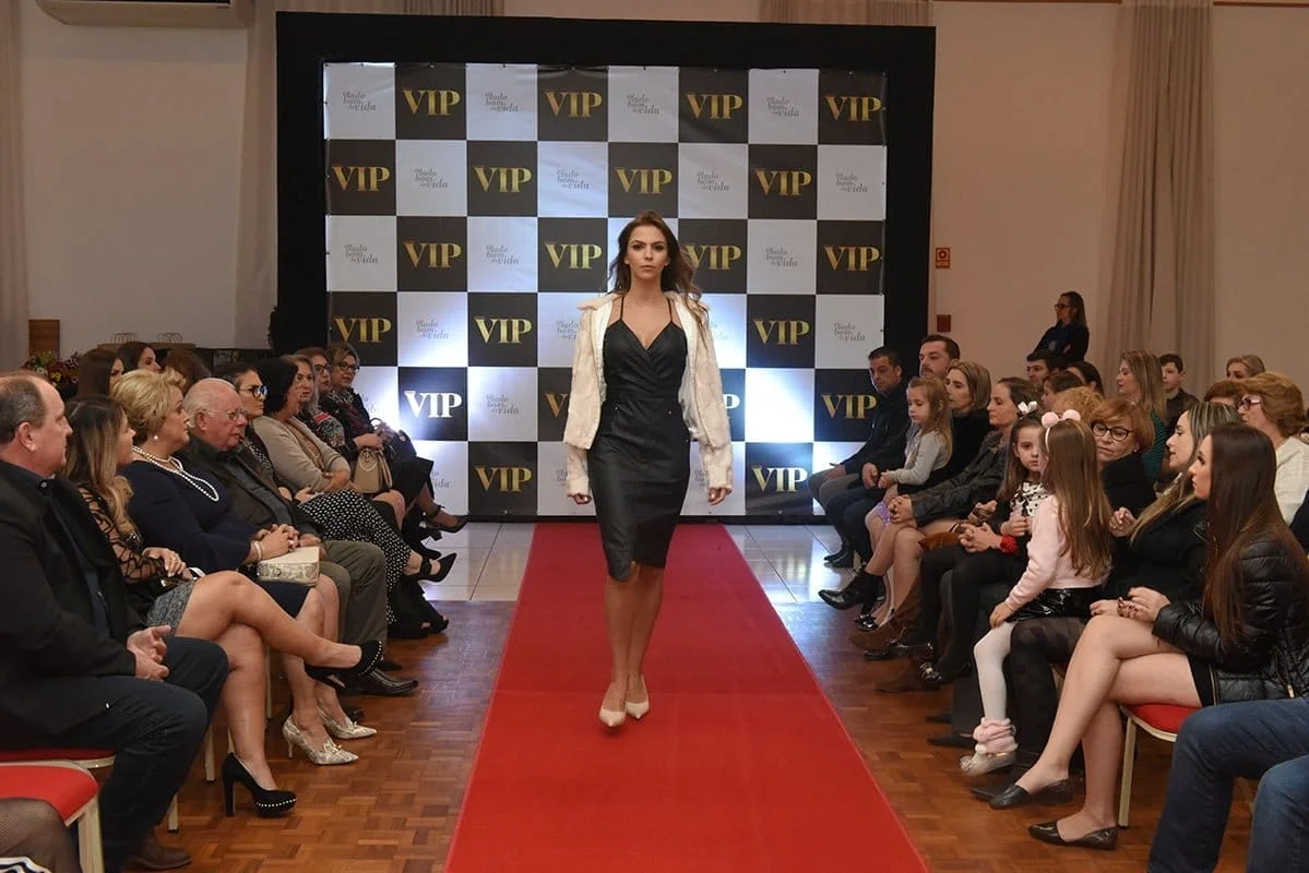 Lançamento da edição de maio da Revista Contato VIP conta com desfiles e homenagens às mães em Carazinho