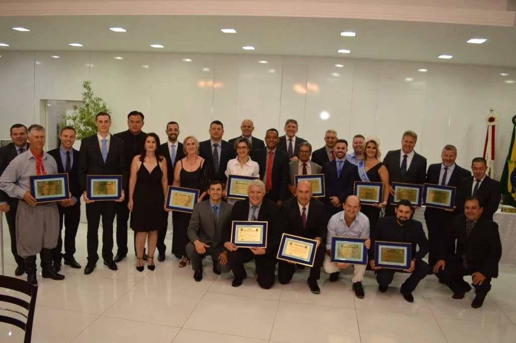 Legislativo Municipal entrega honrarias a personalidades carazinhenses