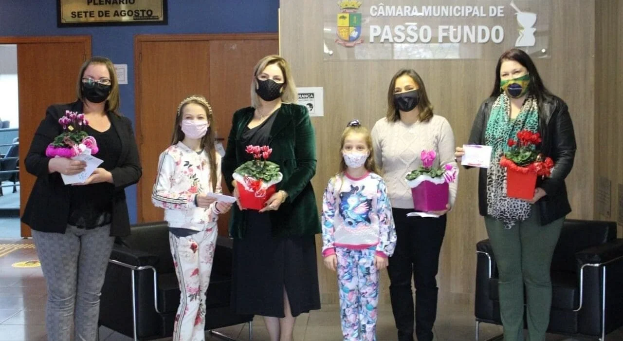 Marias realizam ação em homenagem às vereadoras de Passo Fundo