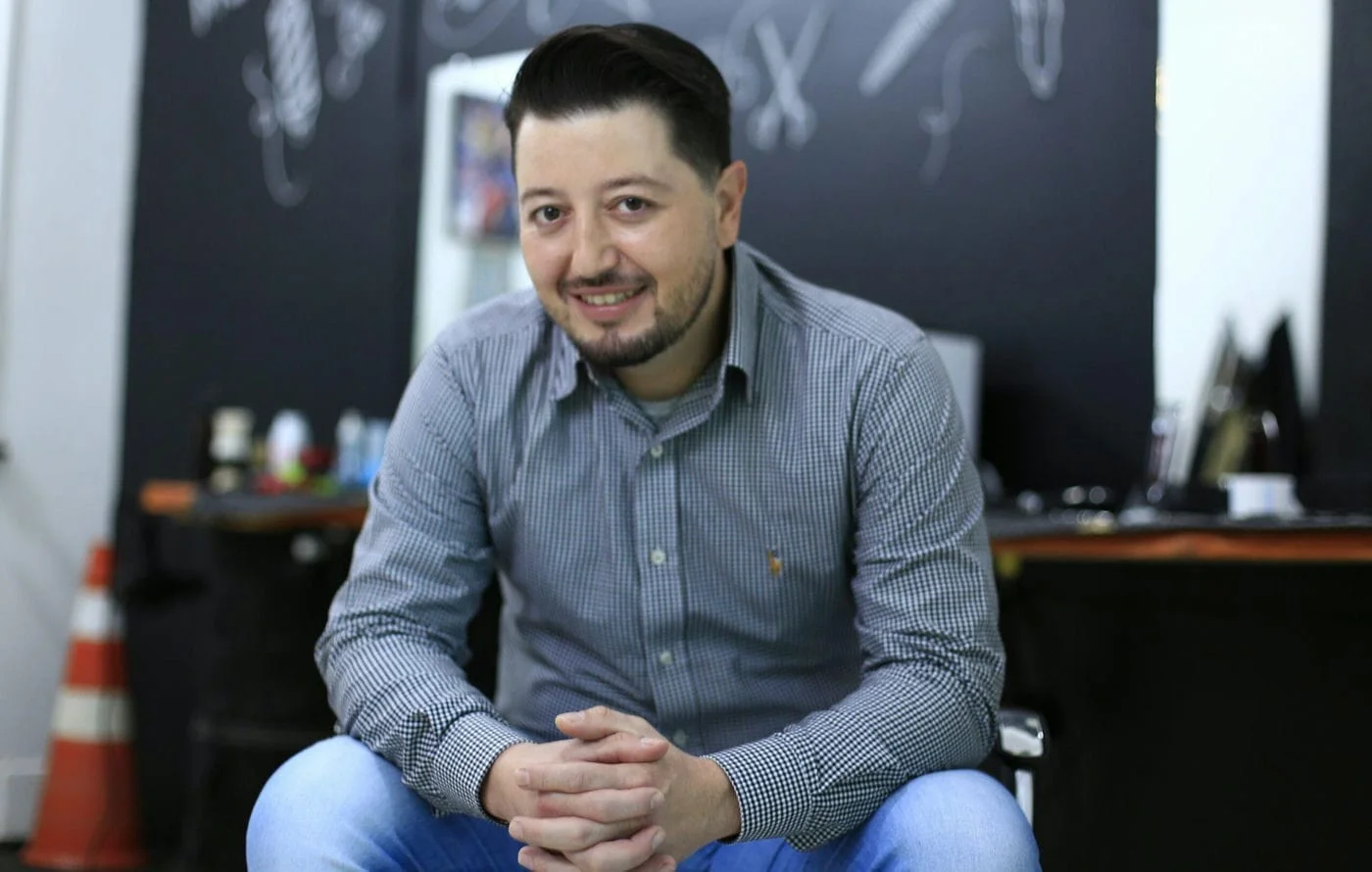 Clayton Roza – O Barbeiro à frente da Tradicional Barber Shop
