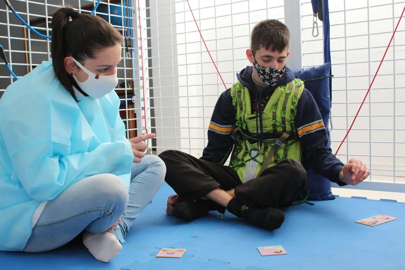 Com Protocolo PediaSuit da APAE jovem melhora equilíbrio e caminha sem apoio
