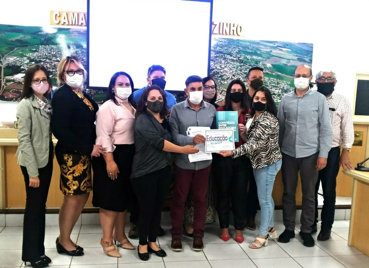 Professores da rede municipal de Carazinho são coautores de livro