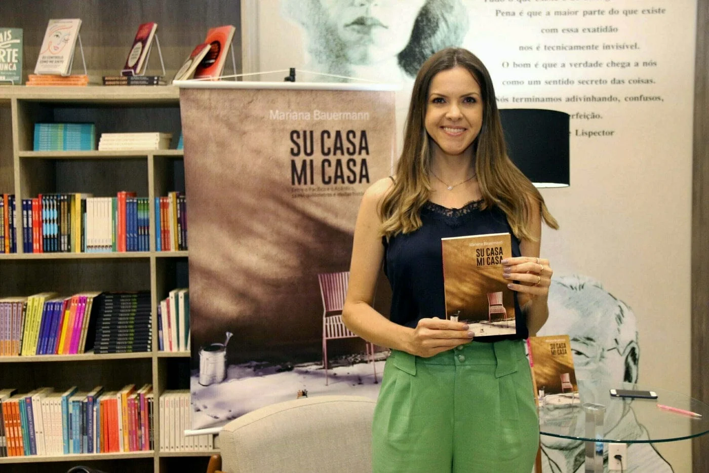 Mariana Bauermann realiza sessão de autógrafos do livro SU CASA MI CASA em Passo Fundo
