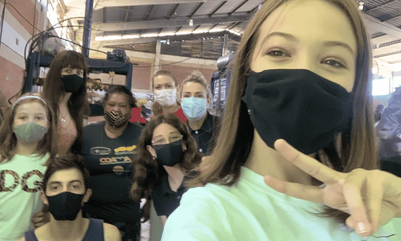 Marias participam de entrega de presentes de Natal em comunidade de Passo Fundo