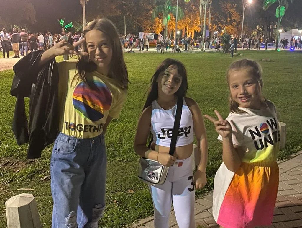 Marias assistem ao show da “Wave Your Flag Tour” em Porto Alegre