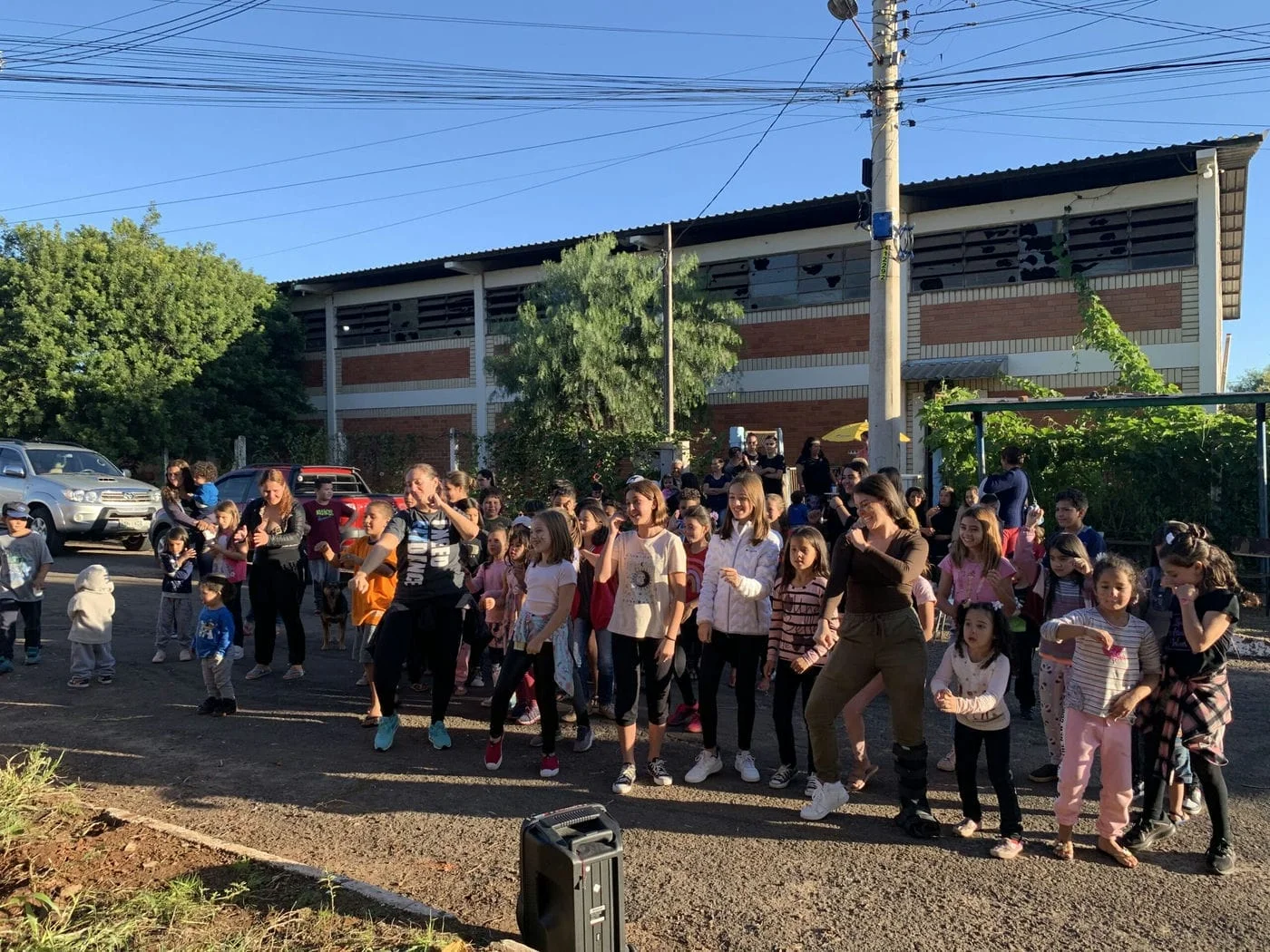 Marias participam de entrega de presentes de Páscoa em comunidade de Passo Fundo