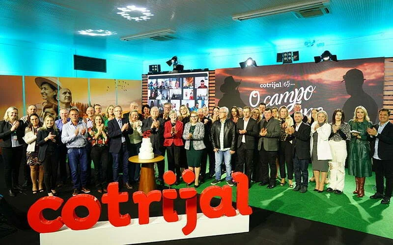 Cotrijal comemora 65 anos em família