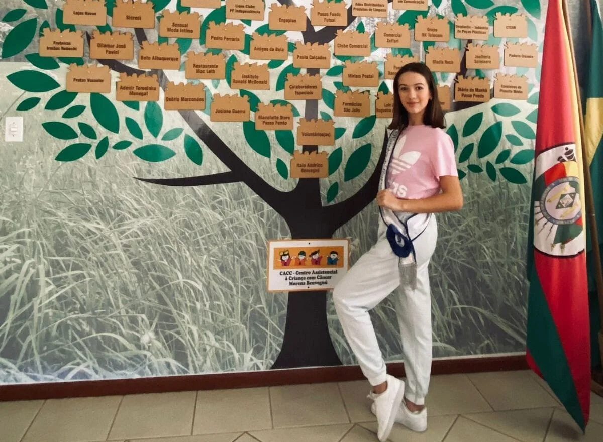Rainha Juvenil do Clube Comercial, Maria Gabi, participa de visita ao CACC de Passo Fundo