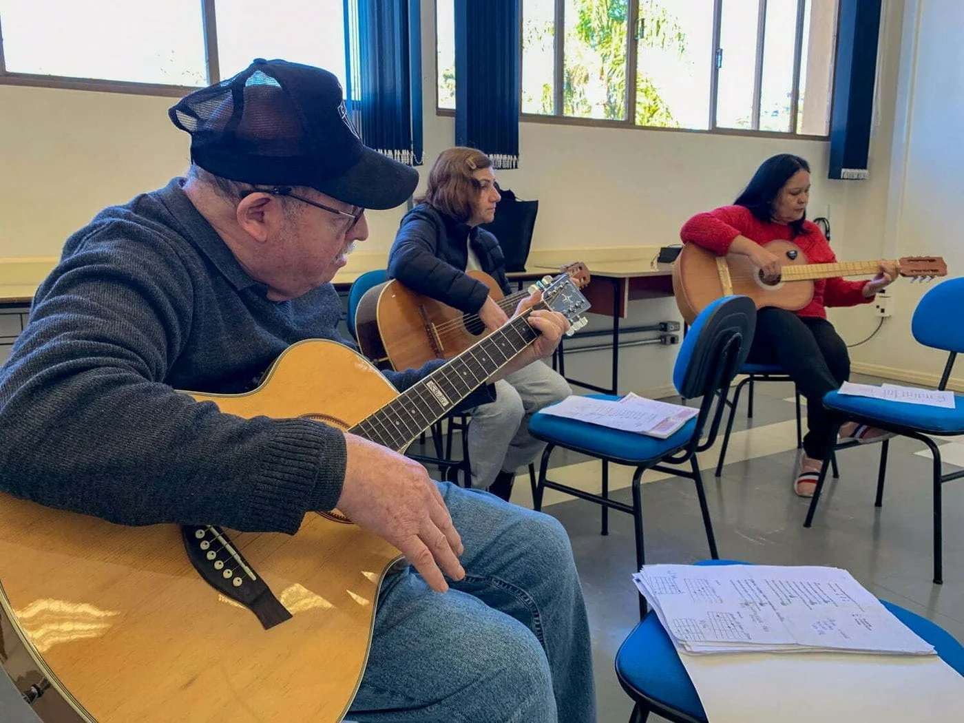 Superando barreiras: idosos aprendem a tocar violão no Creati UPF