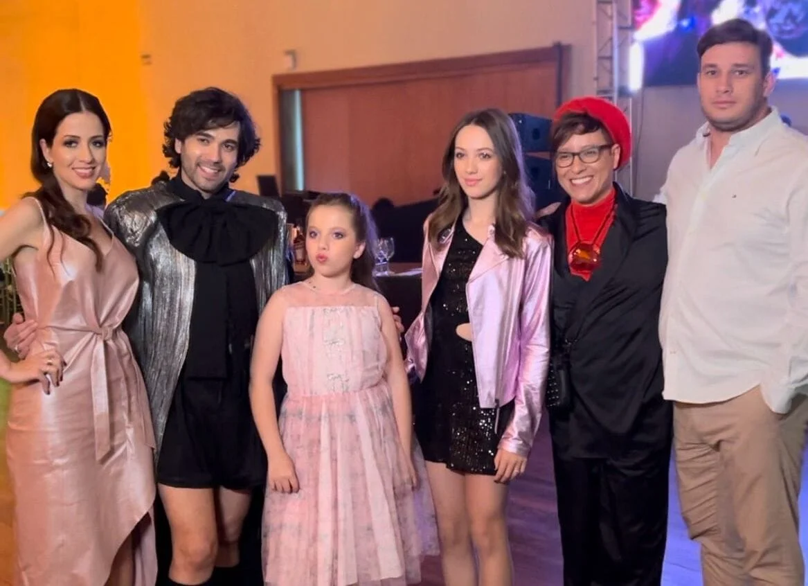 Maria Antônia e Maria Gabi celebram 10 anos de Regison Cabeleireiros em evento na Casa do Bosque