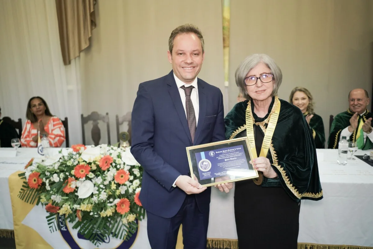 Academia Passo-Fundense de Letras homenageia prefeito Pedro Almeida e lança livro em sessão de abertura do ano acadêmico