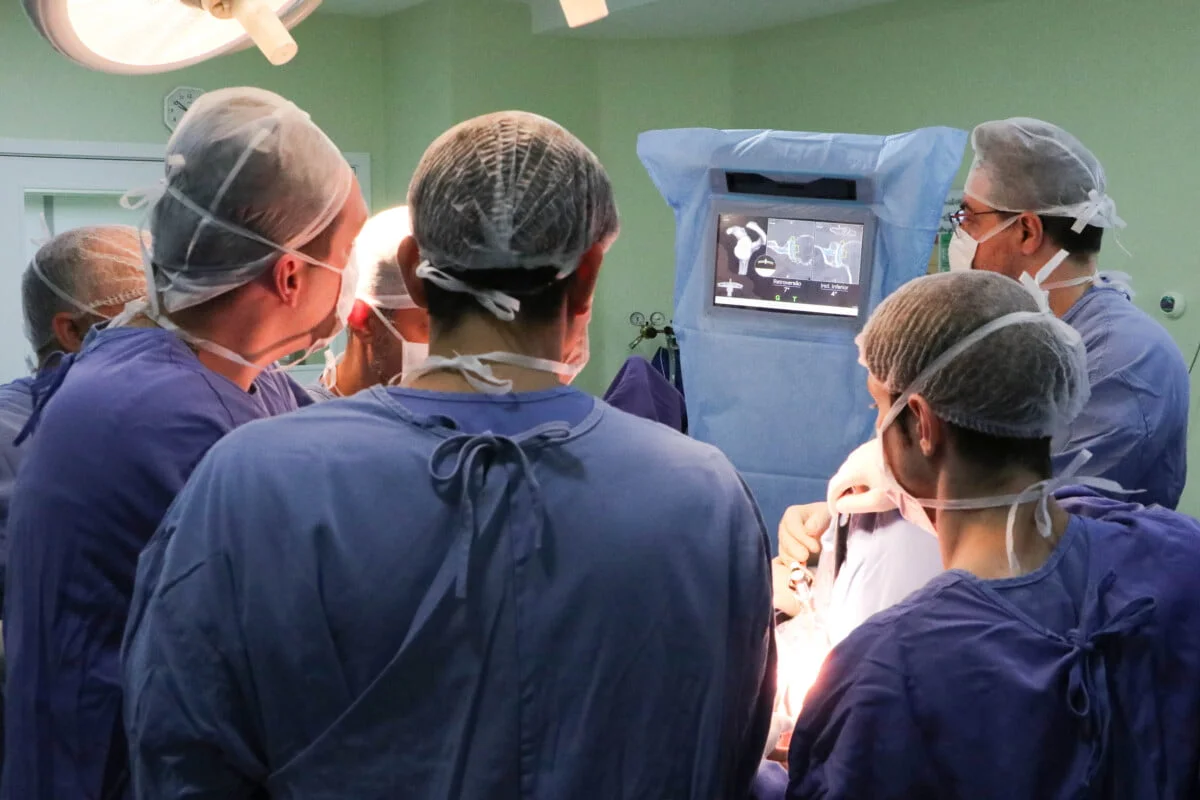Sistema de navegação intraoperatória revoluciona procedimentos ortopédicos