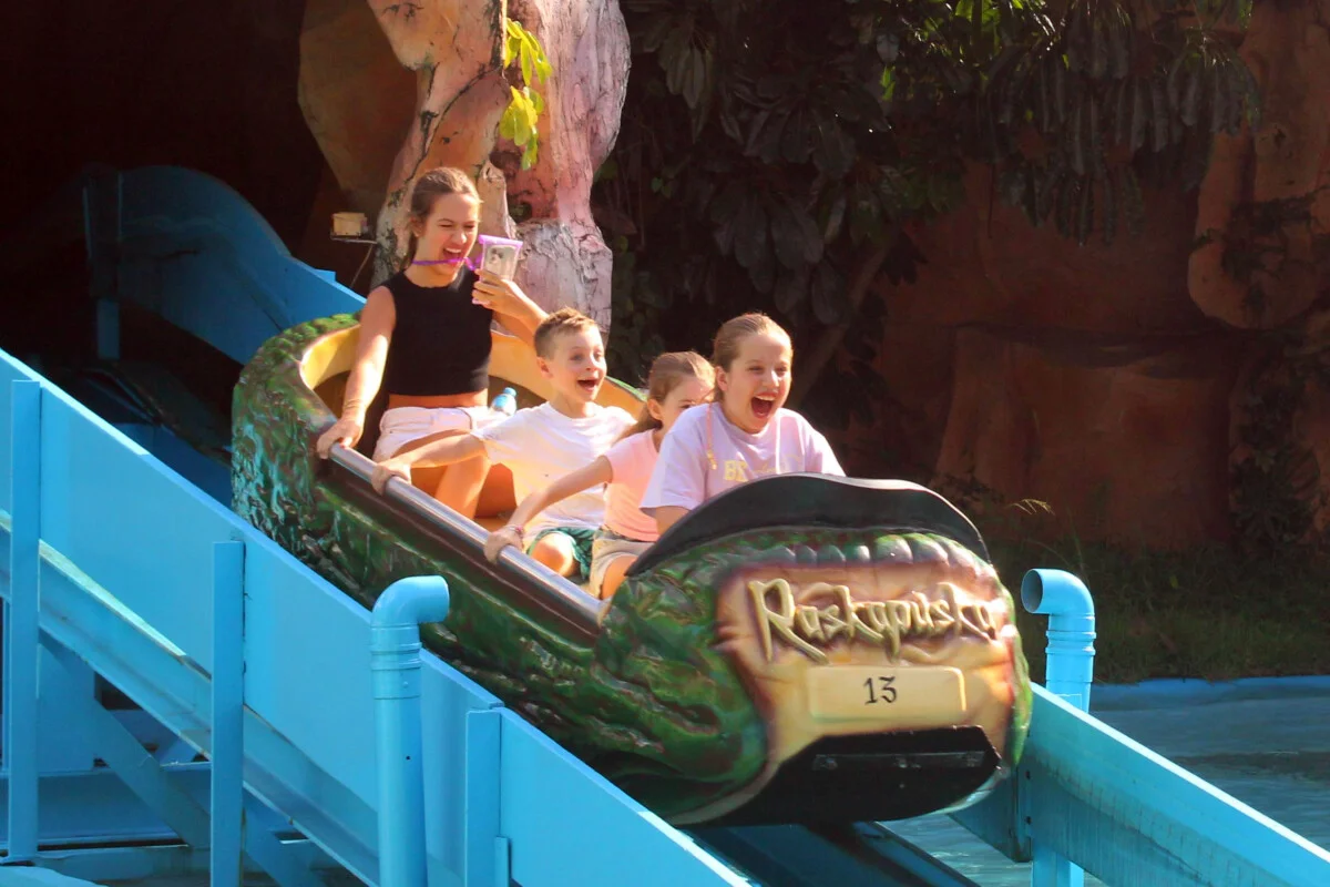 Maria Antônia e Maria Gabi se divertem no Beto Carrero World