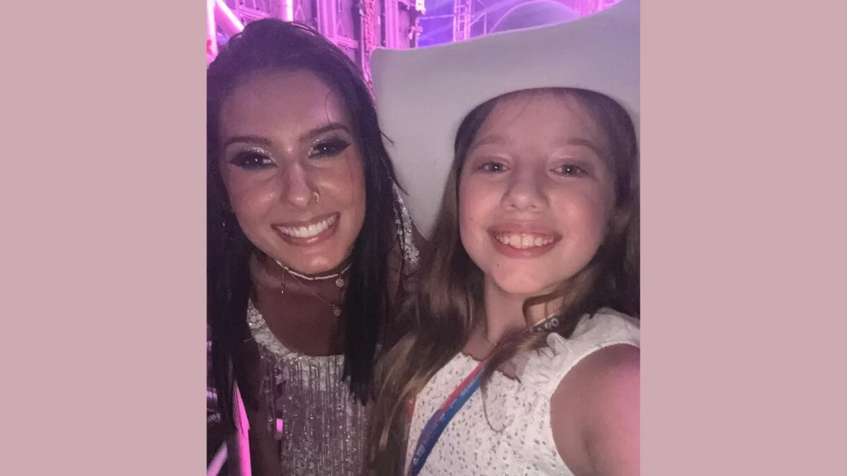 Maria Antônia realiza sonho de conhecer Ana Castela no Navio Boiadeira