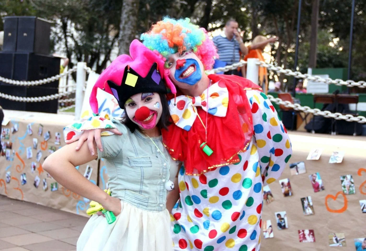 Palhaça Bizonha e Palhaço Sorriso, do grupo Voluntários do Riso animaram a tarde