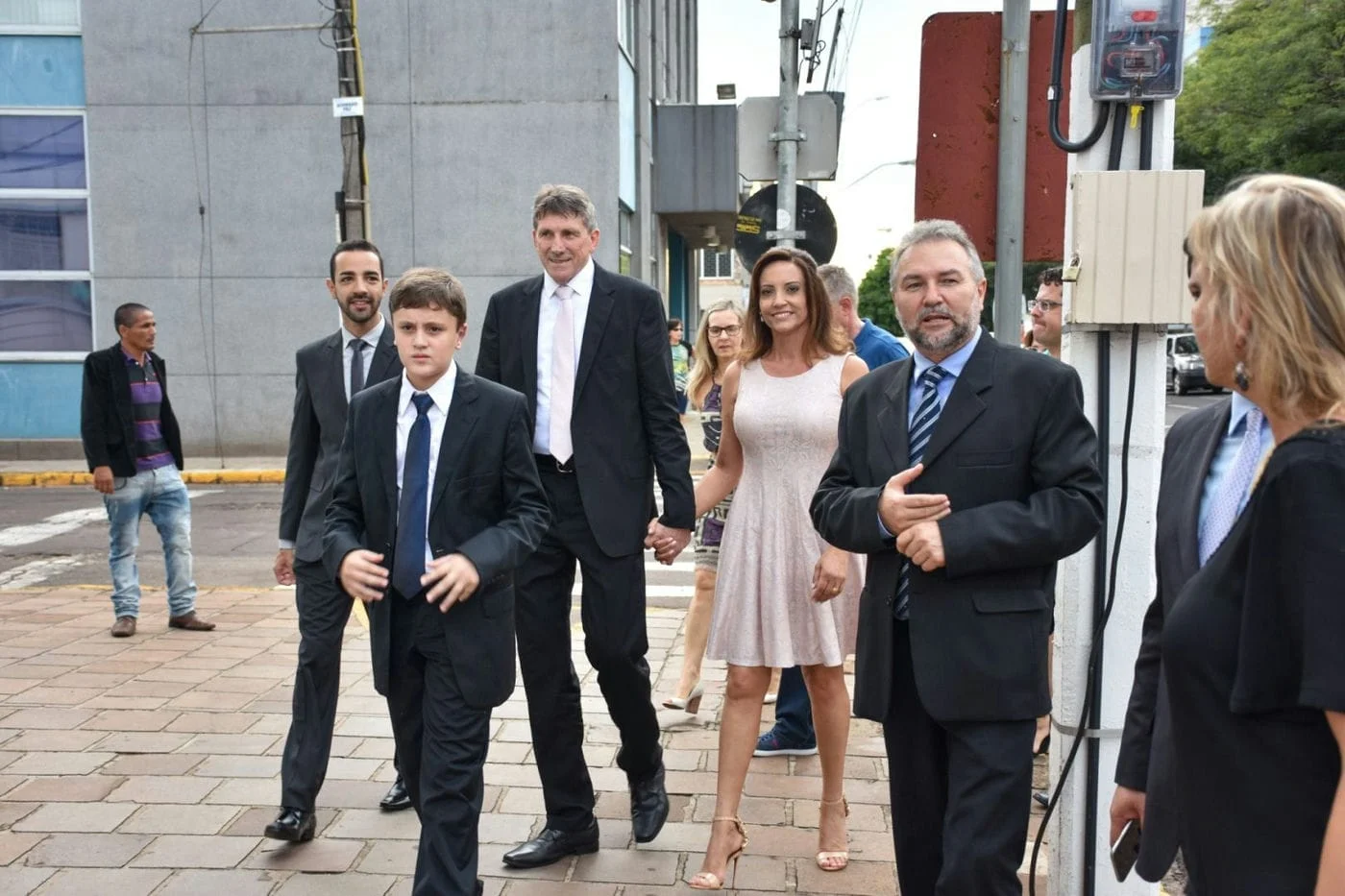 Prefeito Milton Schmitz acompanhado da primeira dama Andreia Schmitz, demais familiares e apoiadores, chegando a Prefeitura Municipal de Carazinho