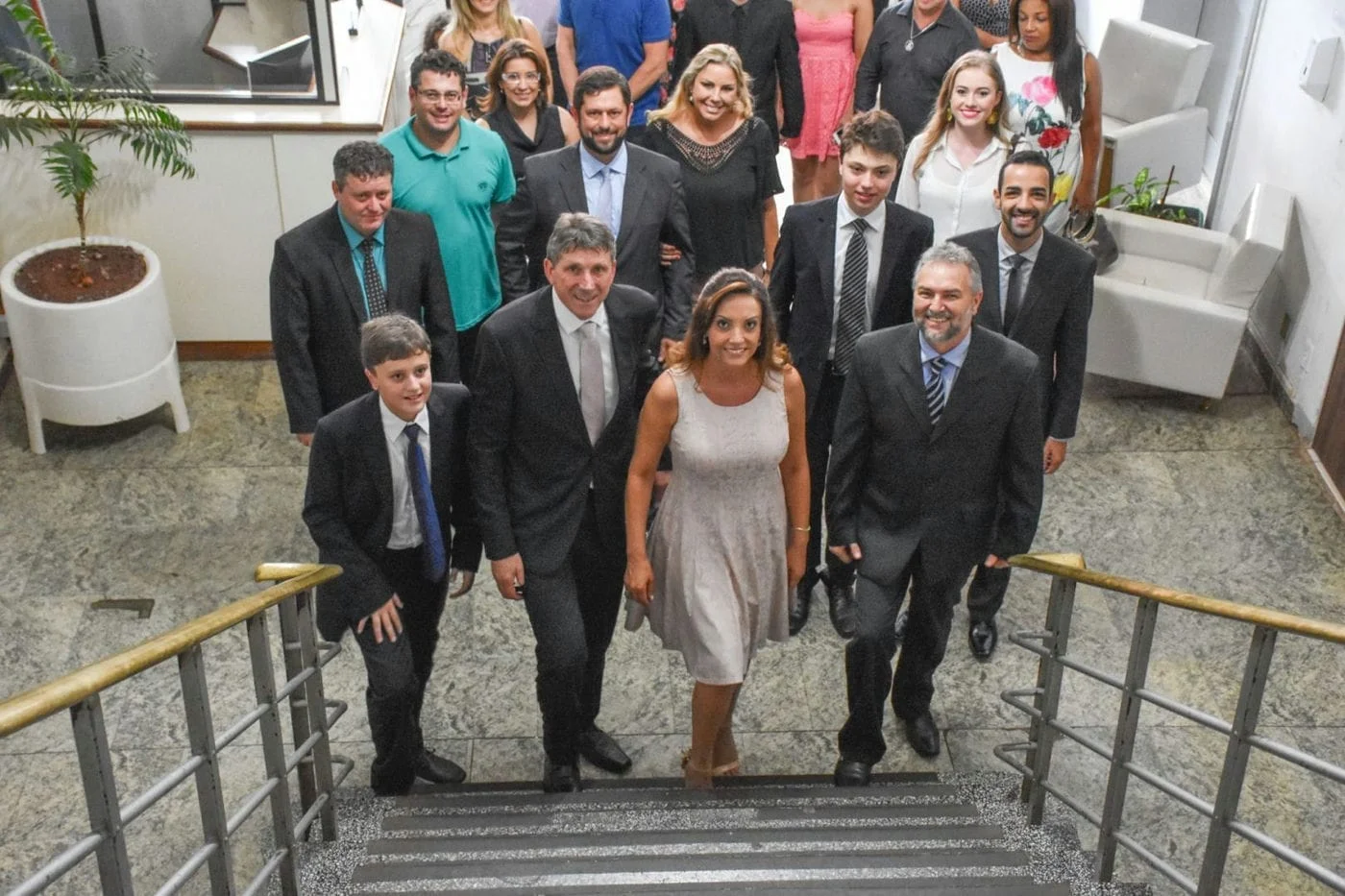 Acompanhado da família e do presidente do PMDB Diógenes Bodanese, prefeito Milton Schmitz subiu as escadarias internas da prefeitura se dirigindo ao gabinete